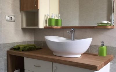 Mobilletto bagno laccato con piano in Rovere