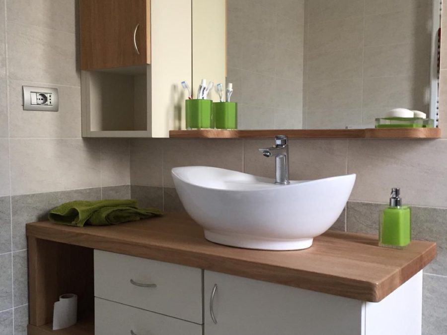 Mobile bagno laccato con piano in Rovere