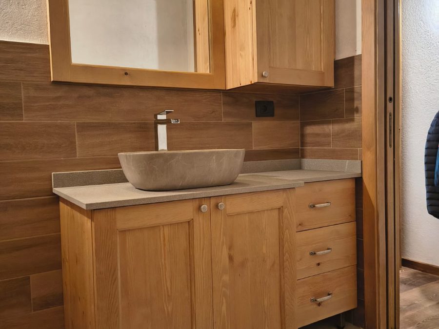 Mobile bagno in Pino con piano in Laminam